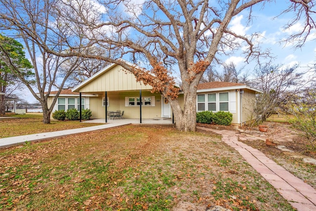 ranch-style house featuring a front yard