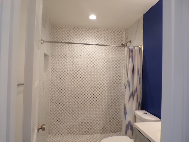 bathroom with curtained shower, toilet, and vanity