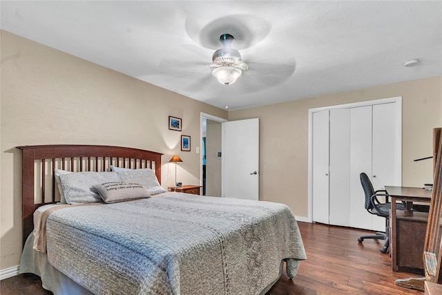 bedroom featuring dark wood-type flooring, ceiling fan, and a closet