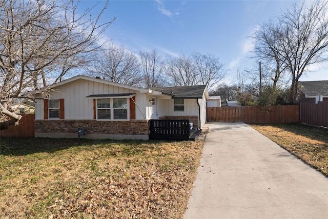 ranch-style house featuring a front lawn