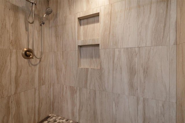 room details featuring tiled shower