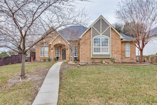 view of front of property featuring a front lawn