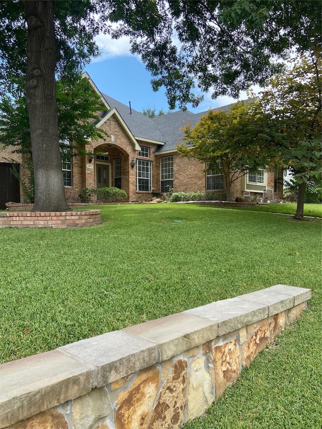 view of front of house featuring a front lawn