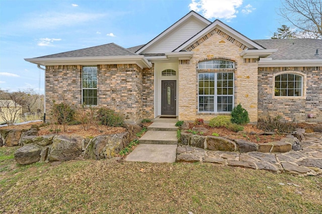 view of front of home featuring a front yard