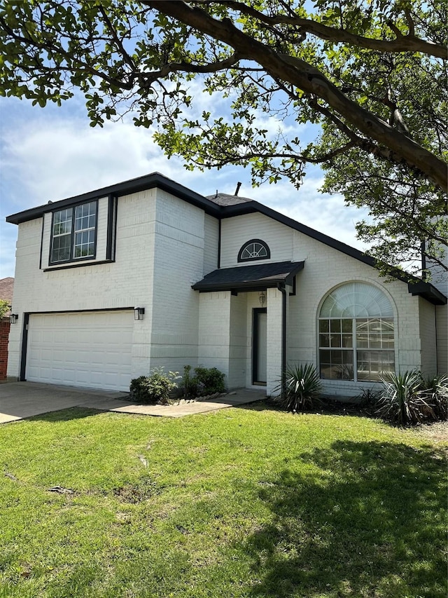 view of front facade featuring brick siding, an attached garage, a front lawn, and driveway