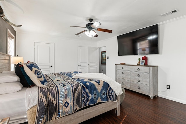 bedroom featuring ceiling fan, crown molding, dark hardwood / wood-style floors, and a closet