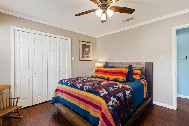 bedroom with ceiling fan, a closet, dark hardwood / wood-style flooring, and crown molding