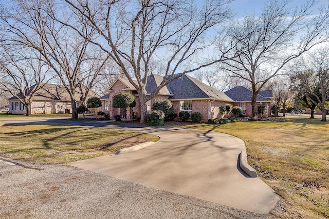 view of front of property featuring a front lawn