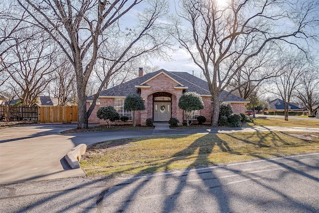 view of front of property with a front yard