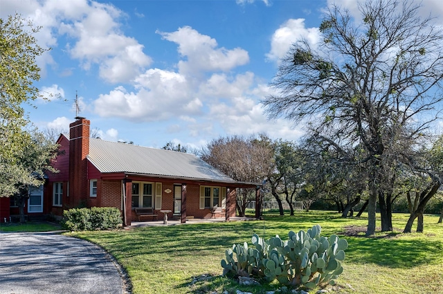 view of front facade with a front lawn