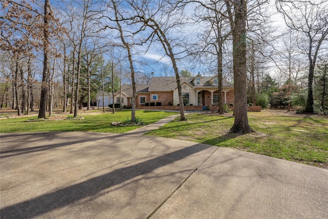 view of front facade with a front yard