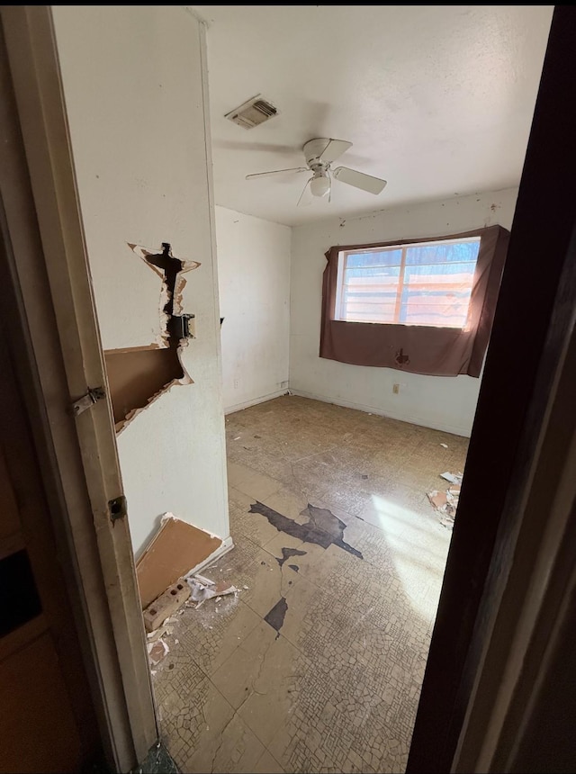 empty room featuring ceiling fan