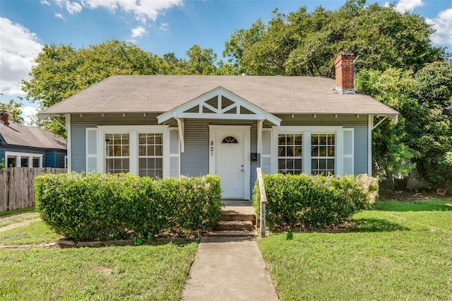 bungalow featuring a front yard