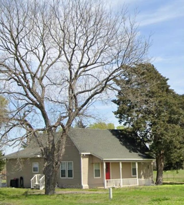 view of front of property featuring a front lawn and covered porch