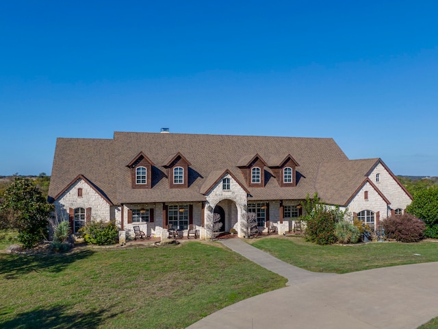 view of front facade featuring a front yard