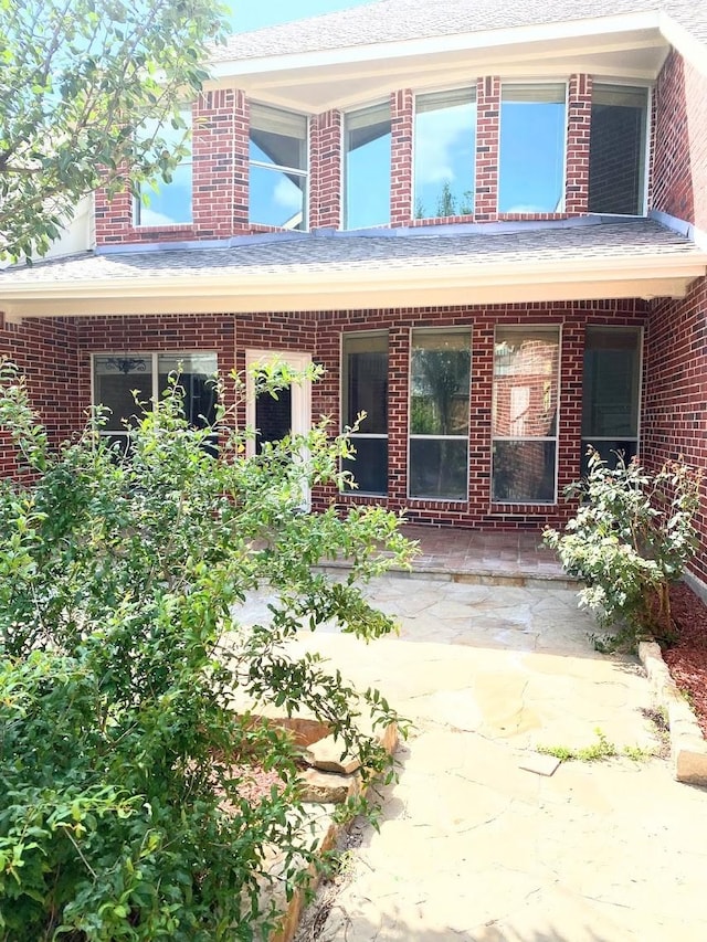 view of front of property featuring a patio area