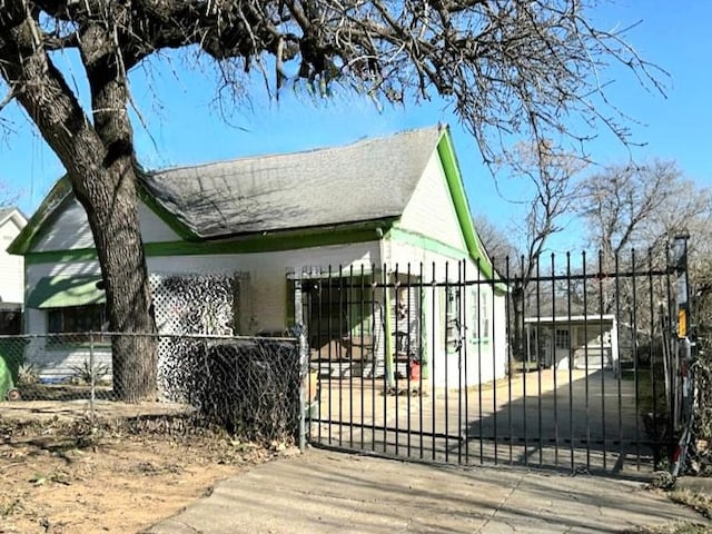 1308 Harrington Ave, Fort Worth, TX 76164 - gate with a fenced front yard