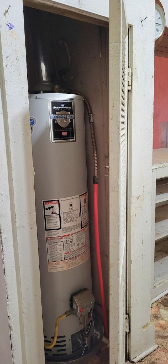 1308 Harrington Ave, Fort Worth, TX 76164 - utility room featuring gas water heater