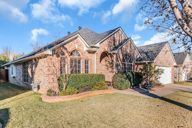 view of front of property featuring a front lawn and a garage