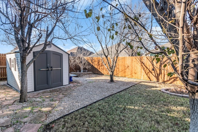 view of yard featuring a storage unit