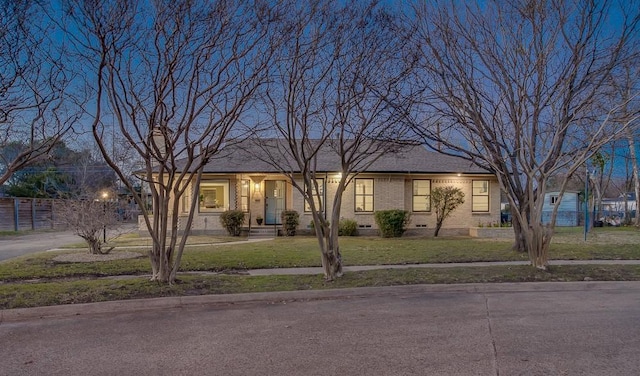 single story home with a front yard