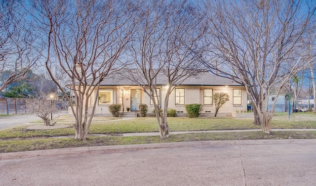 ranch-style house featuring a front yard