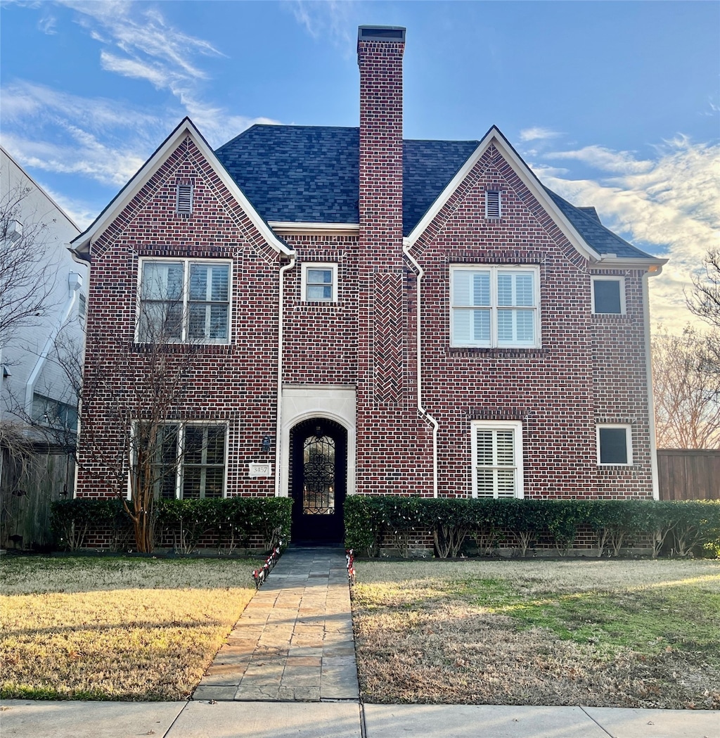 view of front of property featuring a front lawn