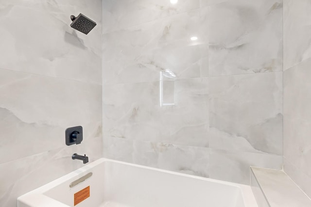 bathroom featuring tiled shower / bath combo