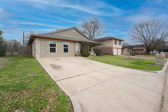 view of front of house featuring a front lawn