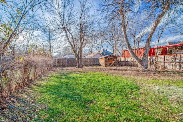 view of yard with an outbuilding