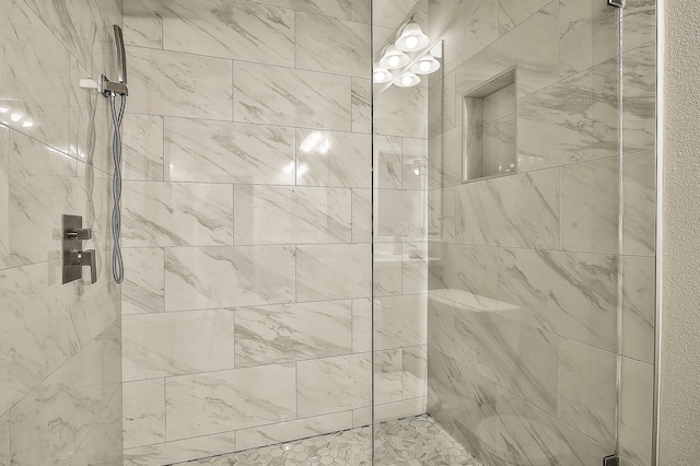 bathroom featuring a tile shower