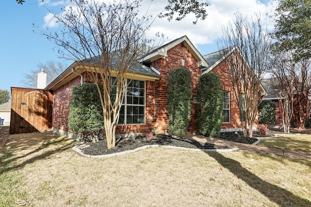 view of front of home with a front lawn