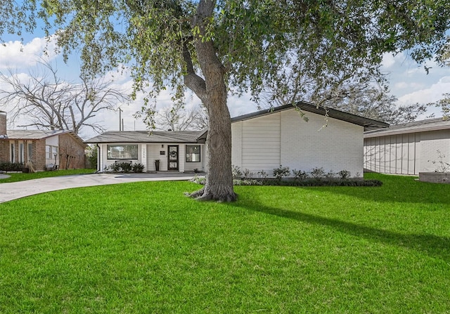 view of front facade with a front lawn