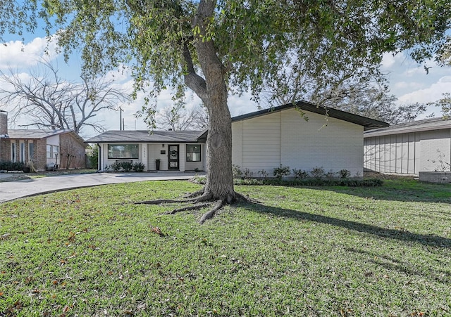 ranch-style home featuring a front yard