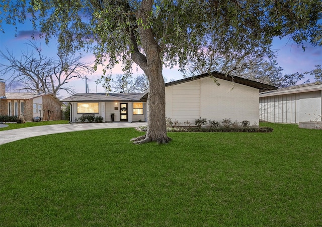 view of front of home featuring a yard