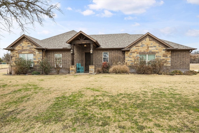 view of front of property featuring a front lawn