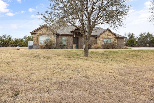 view of front facade featuring a front lawn