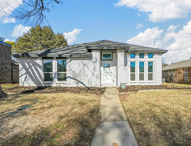 view of front of house featuring a front yard