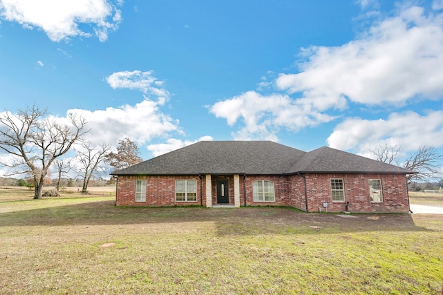 view of front of house featuring a front lawn