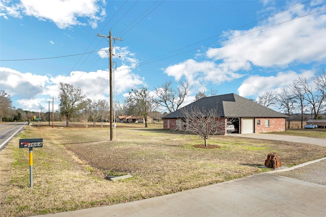 view of front facade with a front yard