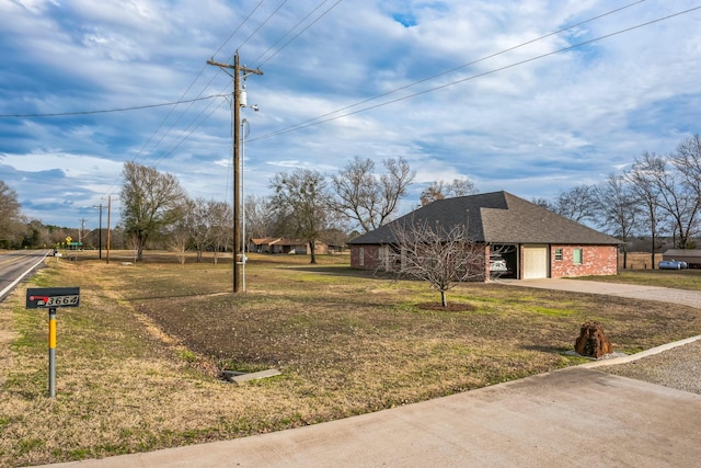 view of front facade featuring a front lawn and a garage