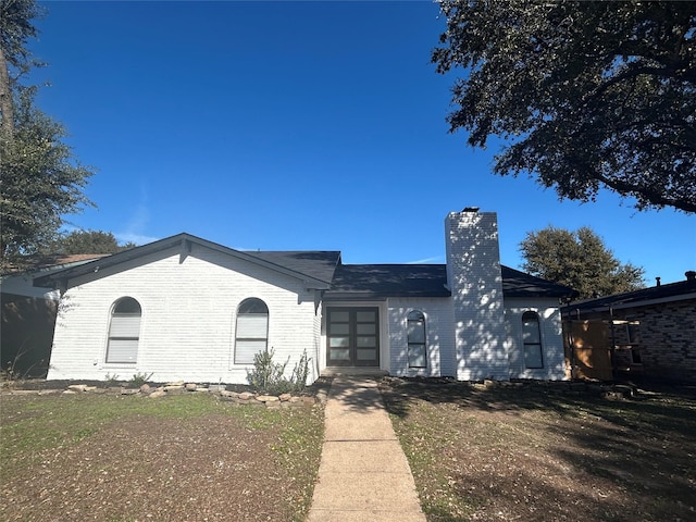 single story home featuring a front yard