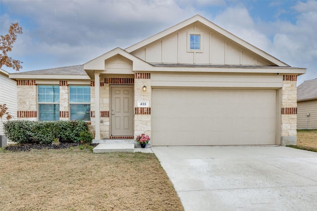 view of front facade featuring a garage and a front yard