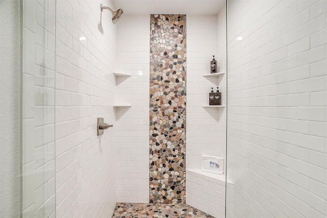 bathroom featuring a tile shower