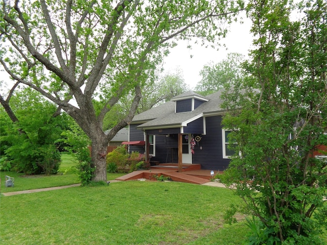 view of front of home with a front lawn