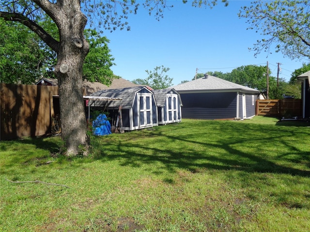 view of yard featuring a storage shed