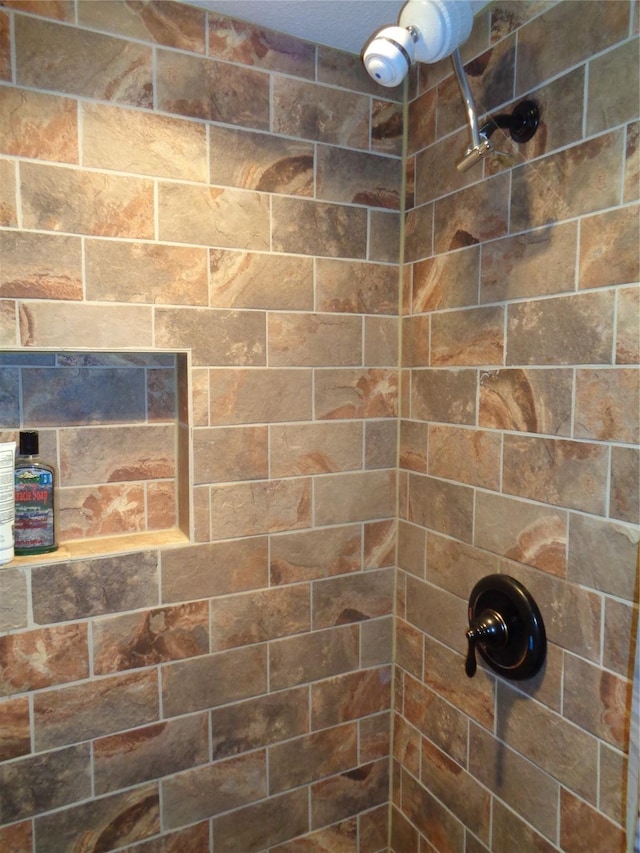 bathroom featuring a tile shower