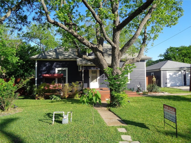 view of front of house featuring a front lawn