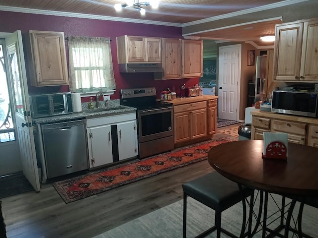 kitchen with sink, ornamental molding, stainless steel appliances, and light hardwood / wood-style flooring