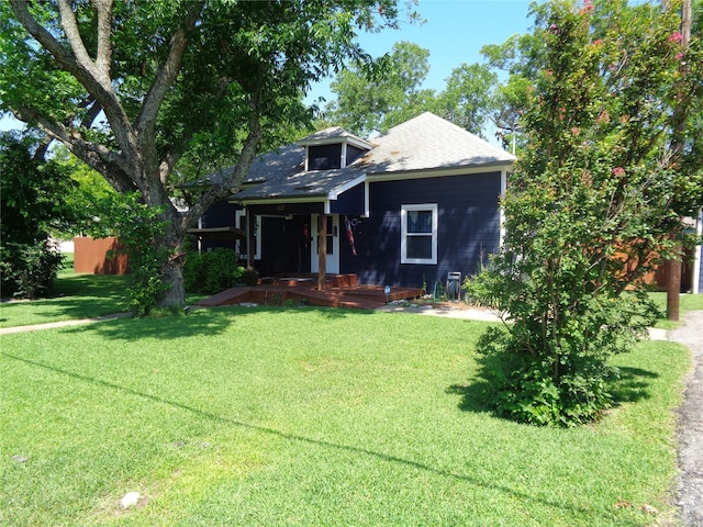 view of front of property featuring a front lawn